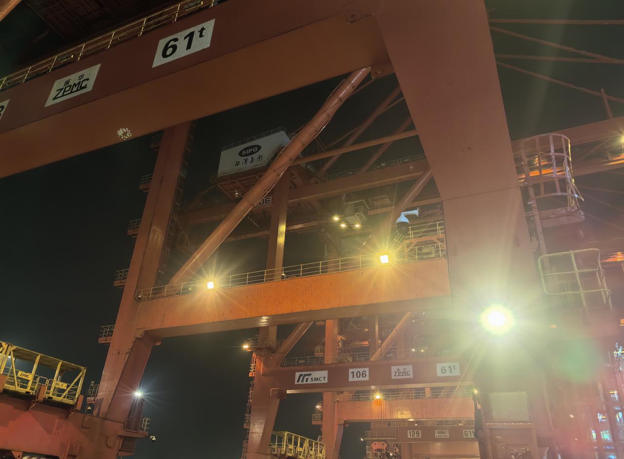 下船休假了！！！

拿着行李走下舷梯，心情没有想象中的那么激动。
虽然下船休假了