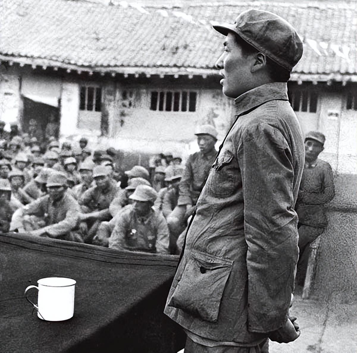 新四军团长被日军追击，向老农求救，老农却一脚将他踹入水田里。
 
这事发生在19