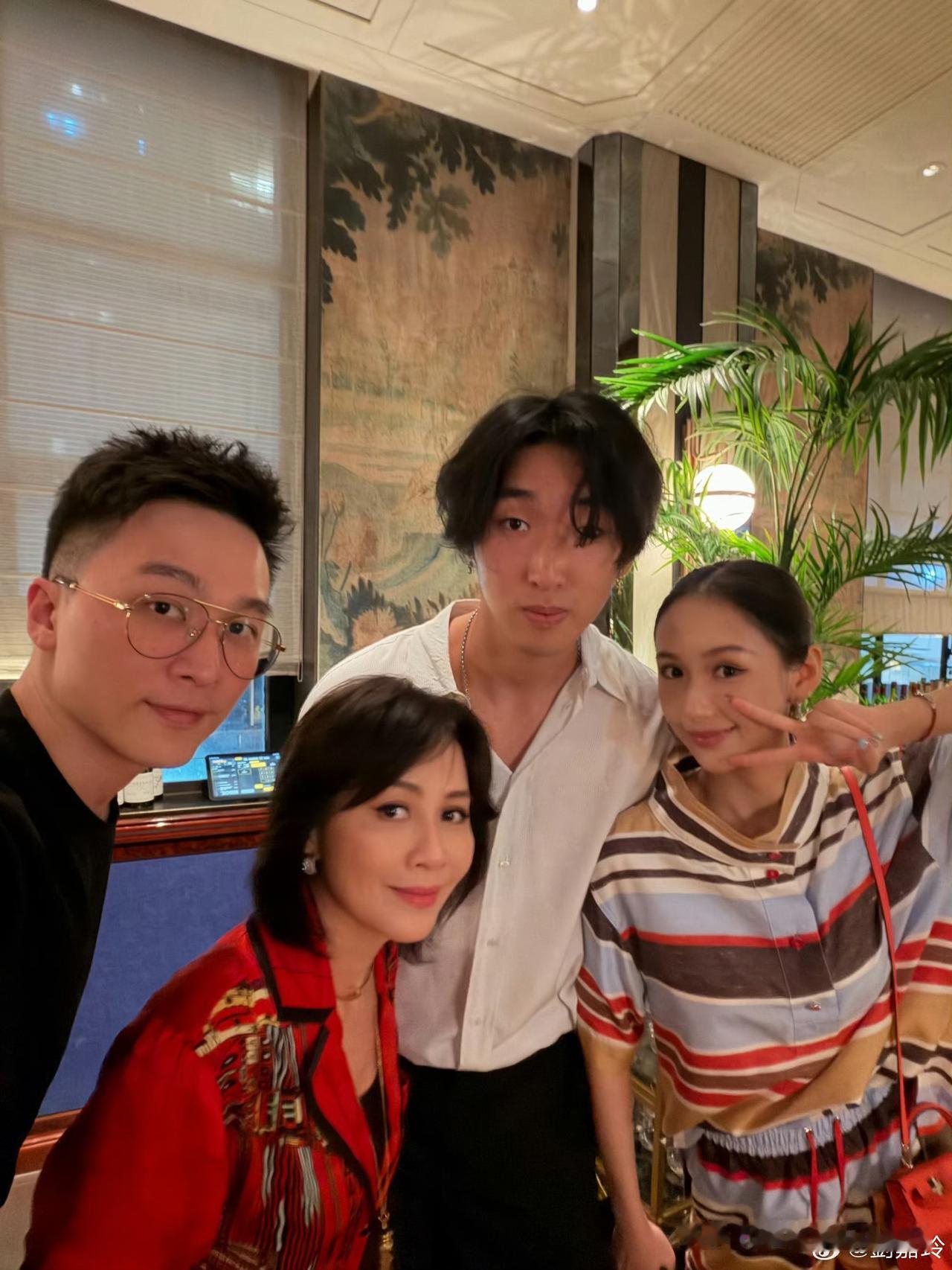 刘嘉玲晒照不带梁朝伟，家族局全是年轻面孔，状态越活越松弛，干女儿陈天天发文感恩相
