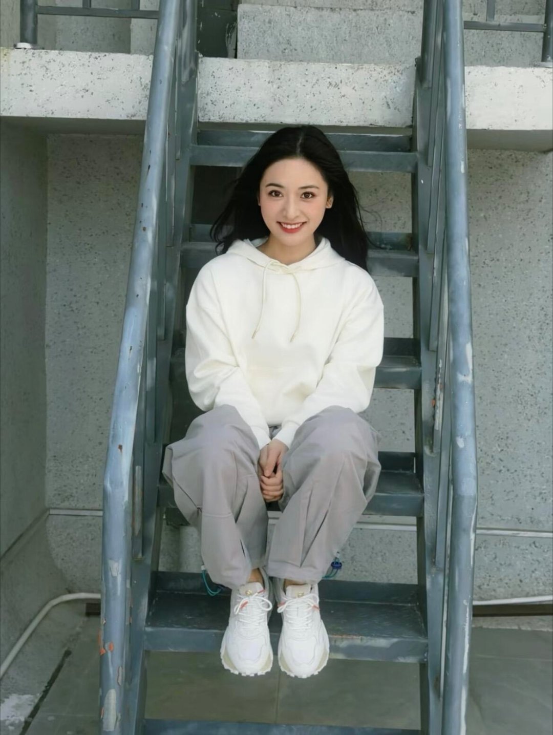 沈月打不过也要护着徐若晗 面对两位男生的围堵，徐若晗处境有点难，沈月果断上前帮忙