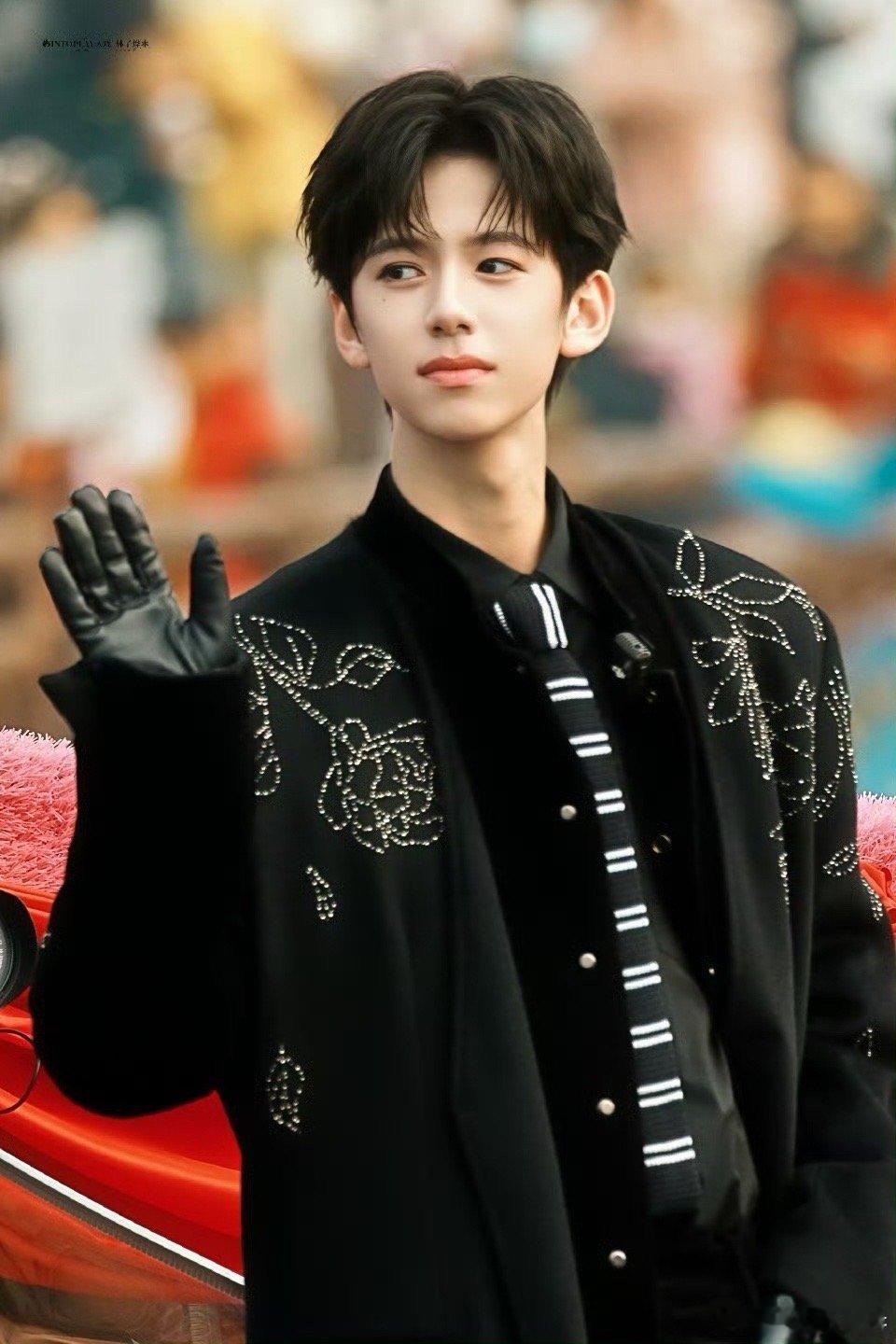 林子烨 内娱现偶男主预备役 谁懂！林子烨14岁生图太能打，眉眼精致少年感爆棚，帅