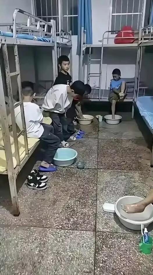 为人父母，先学会“不拖累”孩子。

看到这么小才一年级的孩子就住校，鼻子还是酸了