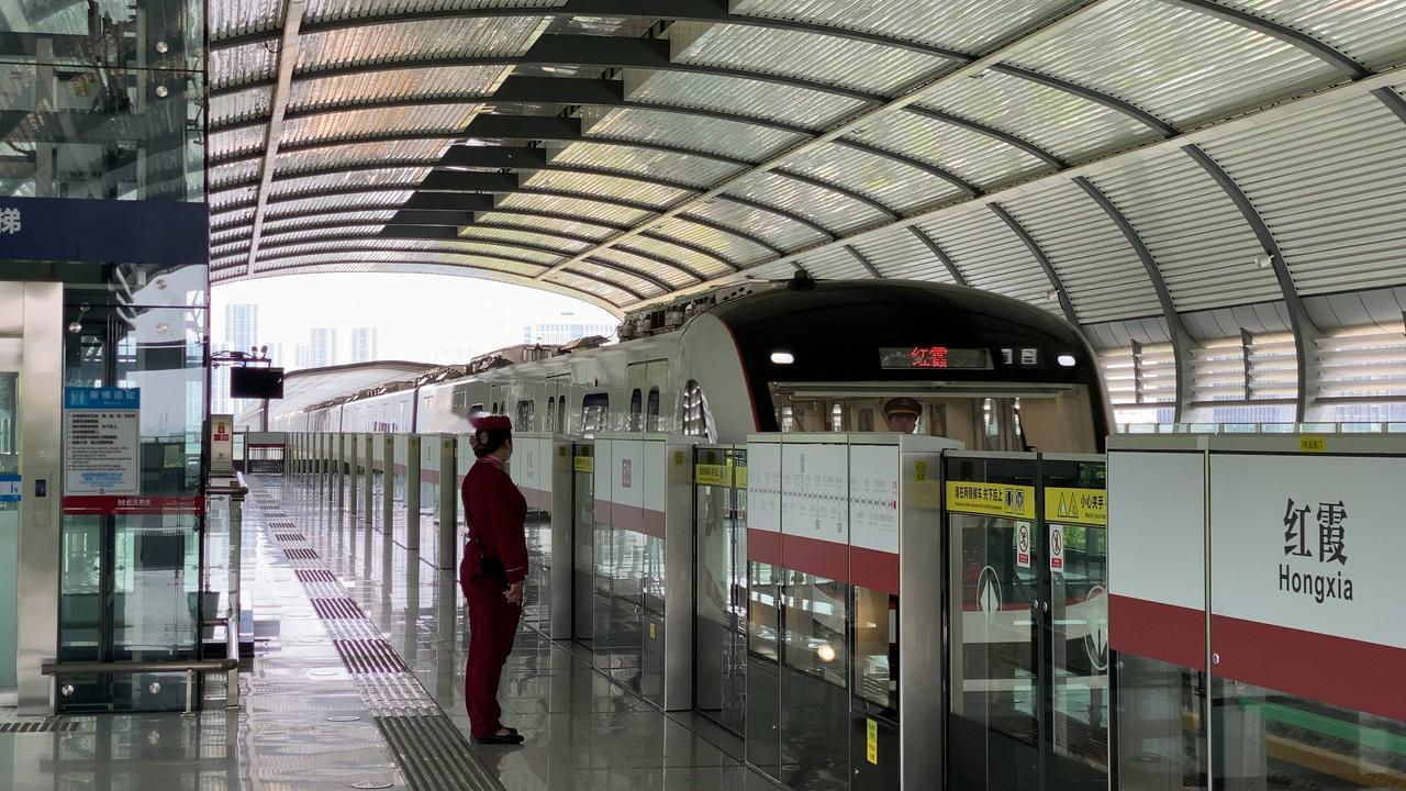 武汉地铁那可真是太牛了，四通八达的线路简直是给百姓生活开了挂。就说我吧，以前上班