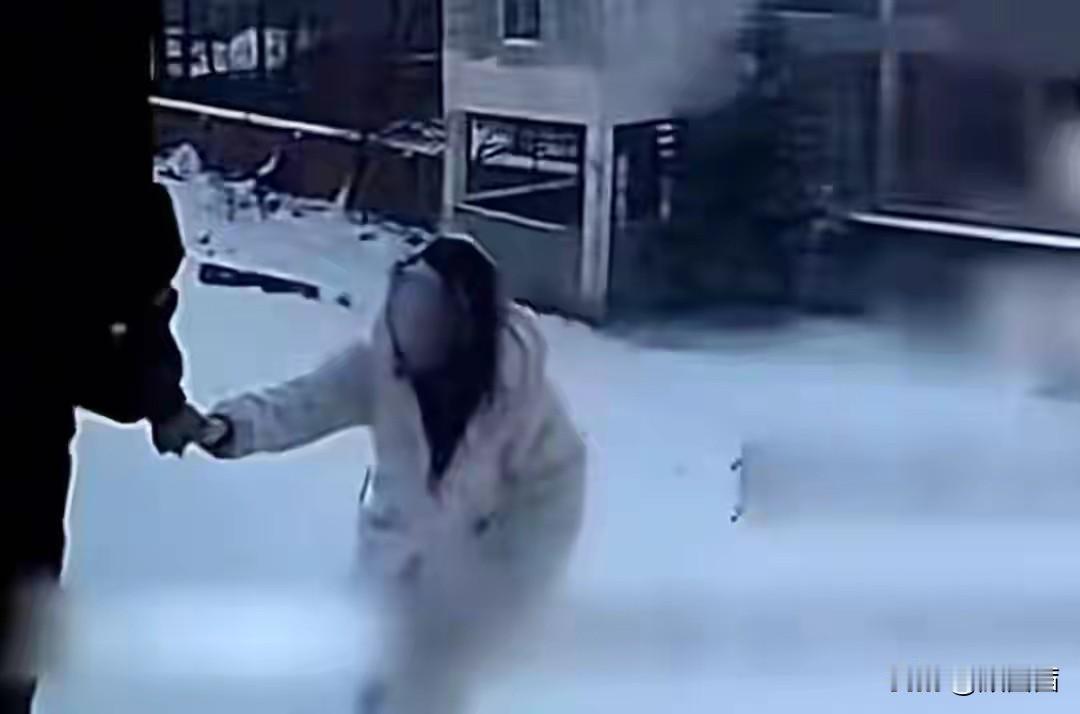 真是太揪心！安徽一女子寒夜雪地冻8小时，民警赶到竟先误以为是假人
 
安徽蚌埠这