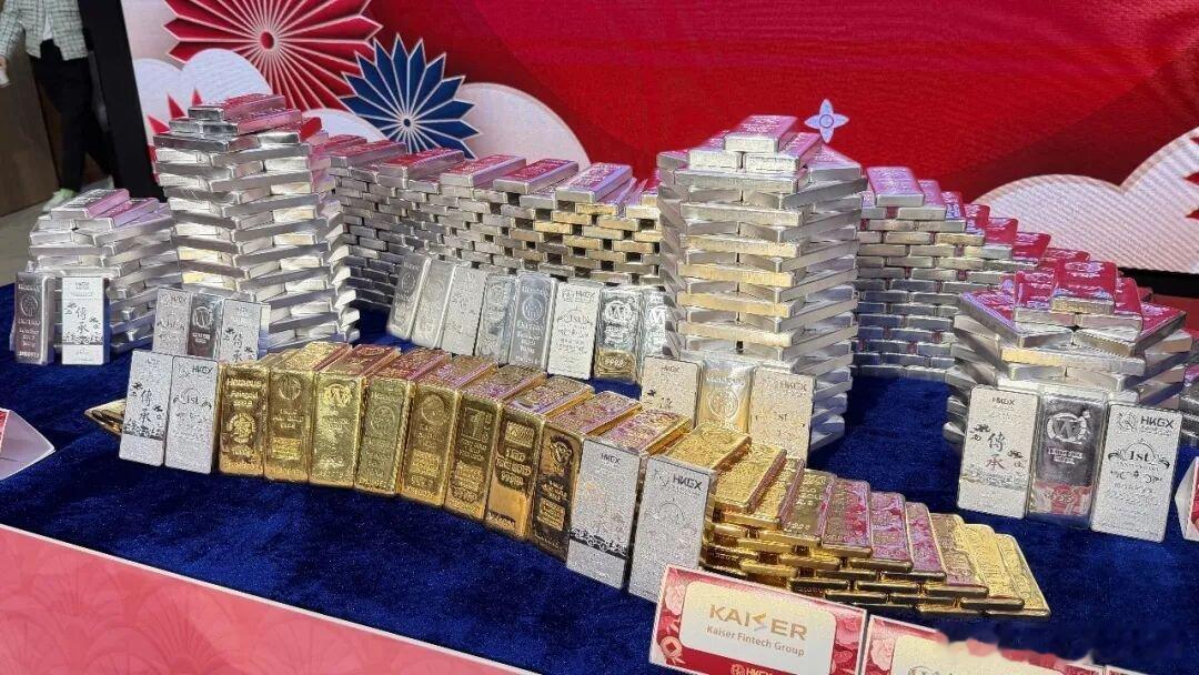 香港黄金交易所展出近1吨金条银条大年初四（20日），香港黃金交易所舉行丙午年新春