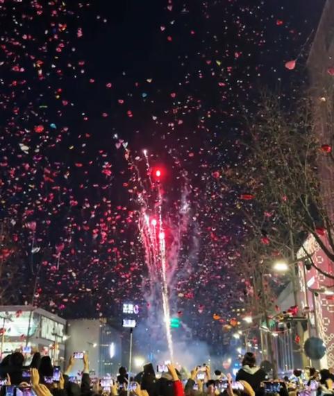 “太过分了！”12月31日，浙江宁波，一商场举办跨年夜活动，众人将手里的氢气球放