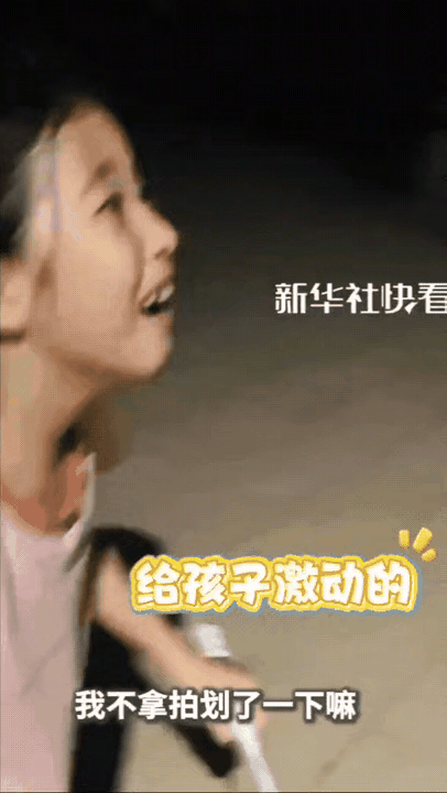 打羽毛球的时候，羽毛球悬停在空中超过了30秒钟，这个科学解释不了！

两父女在楼