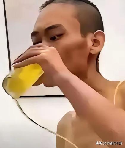 今天刷到一篇文章，郑州某医院，一名癌症晚期的中年男子拒绝继续治疗，自己拎着一箱啤