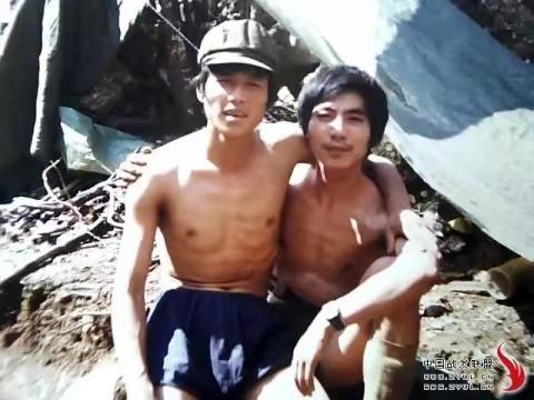 47军417团甘肃籍参战老兵张奎珍（左边的）和他的战友，在老山前线。