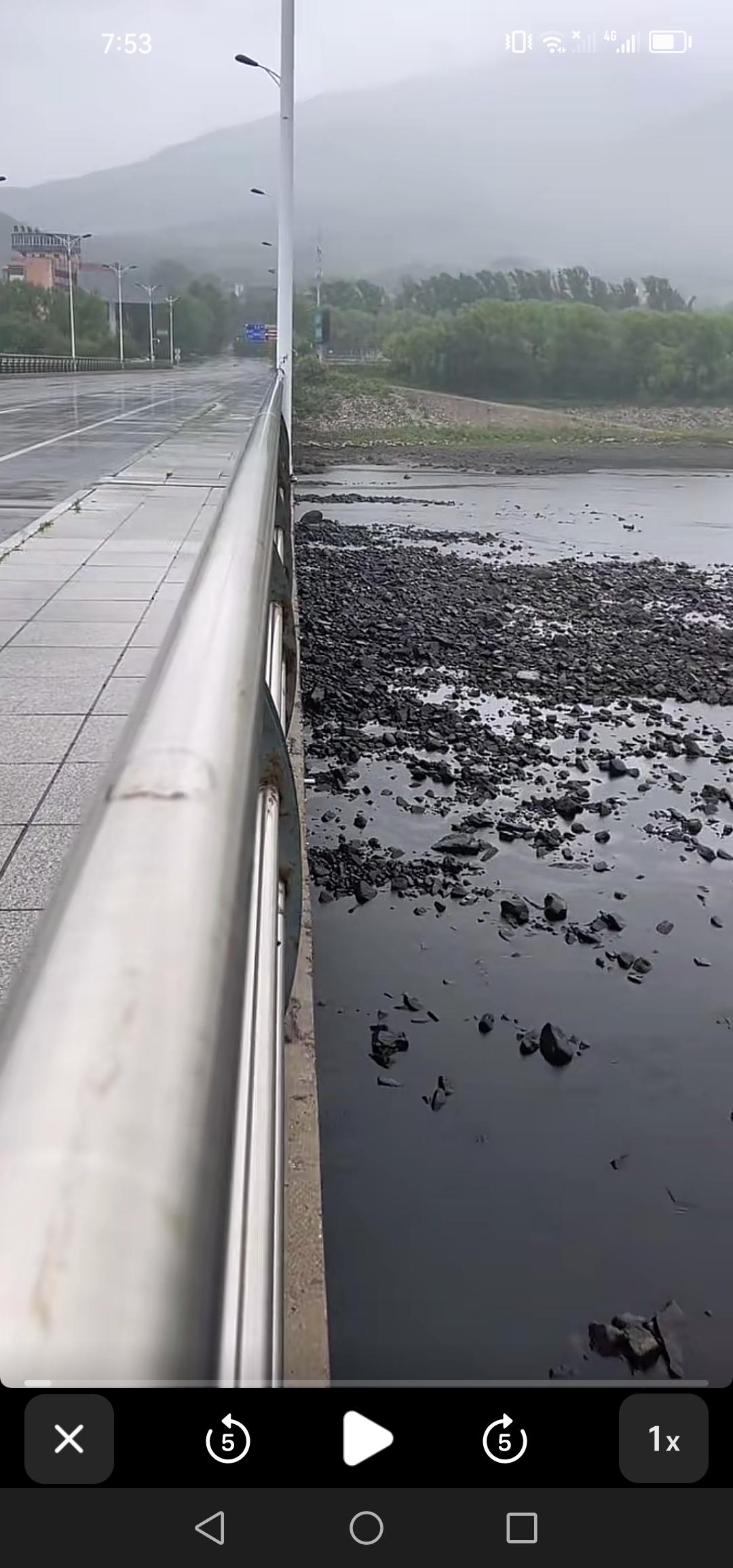 近年来，吉林市松花江的水量愈发减少。如今正值丰水期，不该出现这种状况啊。

我在