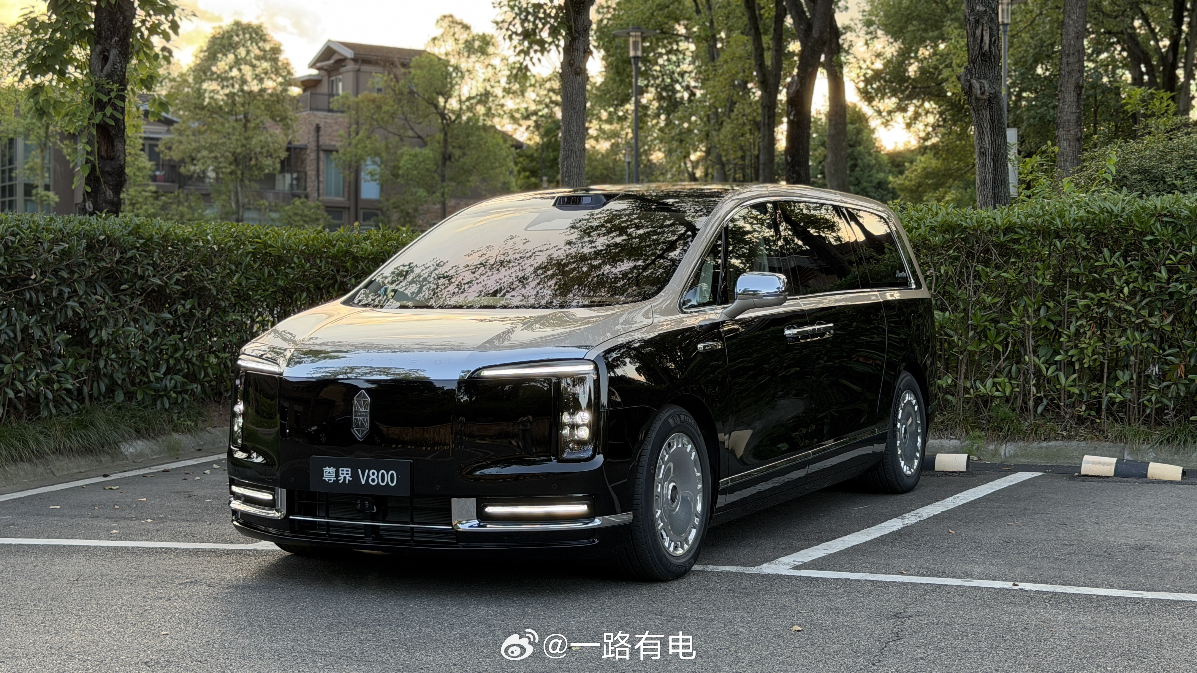 实拍尊界V800，破晓黑金配色真的耐看，低调又有气场，很难不心动 