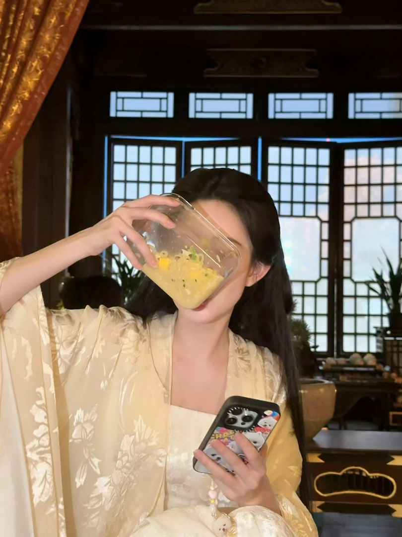 孟子义沈汐和碎片孟子义沈汐和plog孟子义更新沈汐和片场生活plog，释出超多未