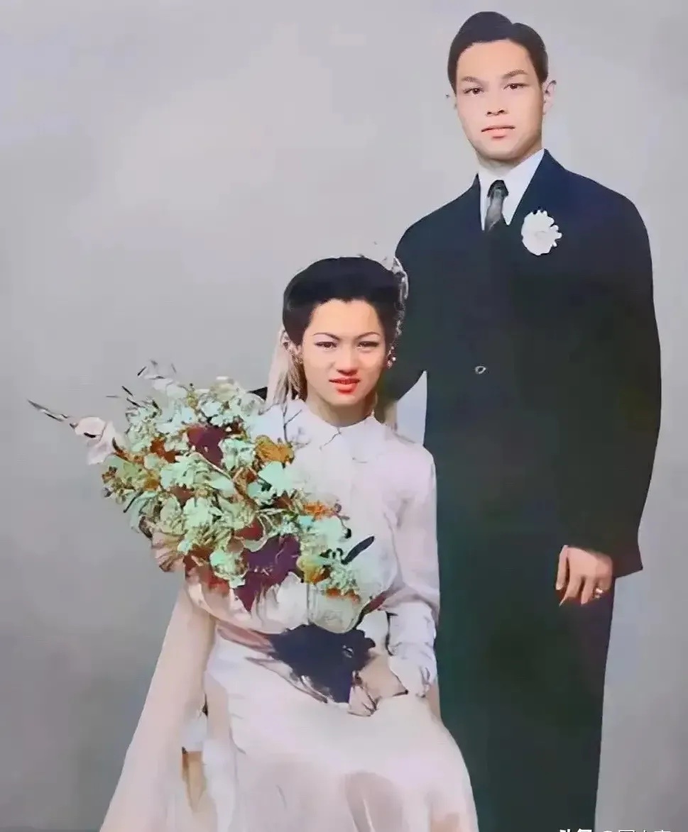 旺夫的长相也是相似的。看看年轻的霍英东和妻子吕燕妮的结婚照片，再看看向华强和向太