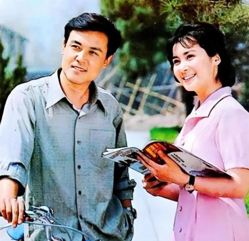 70年代的爱情片，画面有多美。那时，片中相爱男女，出场的道具知道是什么吗？自行车