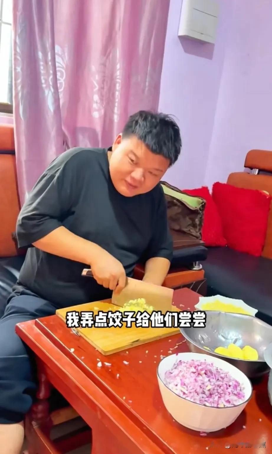 坦桑尼亚迎来雨季，大家无事可做，小刘做了顿中国的传统美食饺子给大家尝尝。
不出所