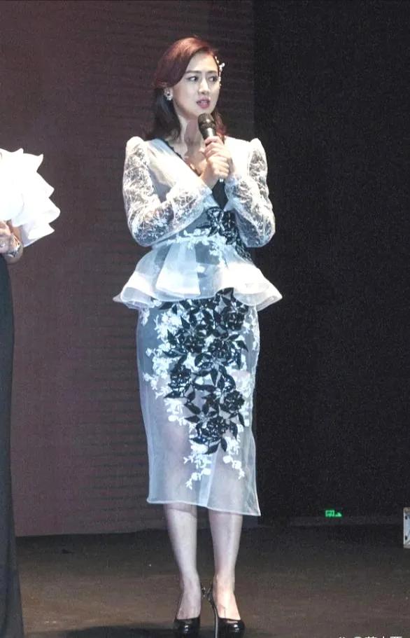 翁虹想必大家不陌生，相对于同为圈里人息影或淡出演艺圈。56岁的翁虹依然受到大家的