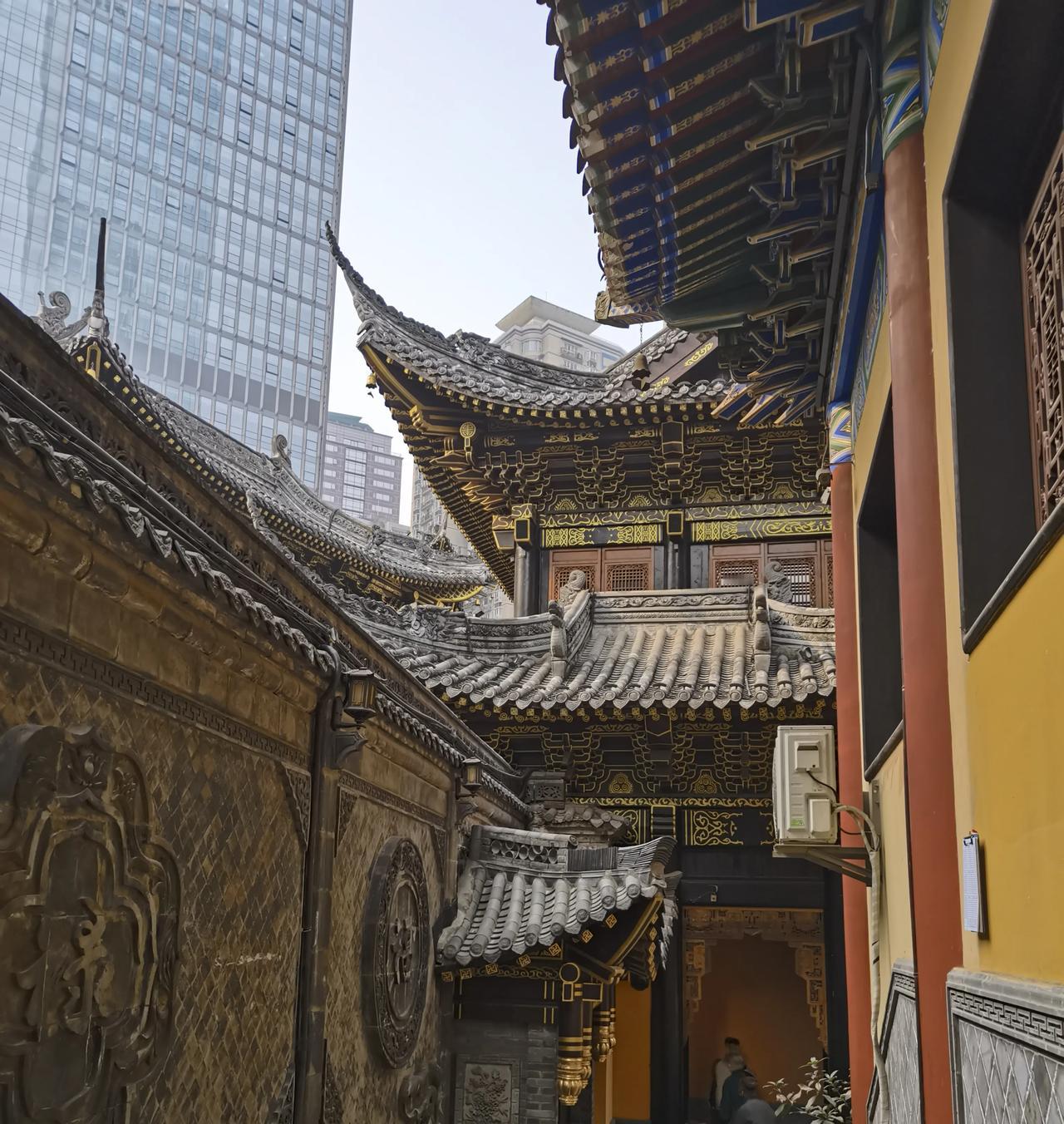 城市高楼大厦下，
总有一方安静地，
总有一间可以坐坐的房，
哪怕她不属于你
却在