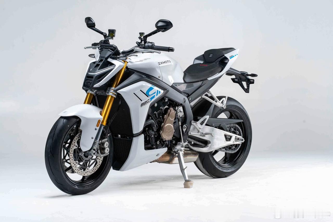 张雪机车的新车型发布了！可以说这款车型得到了前所未有的关注，远远超过了摩托车界的