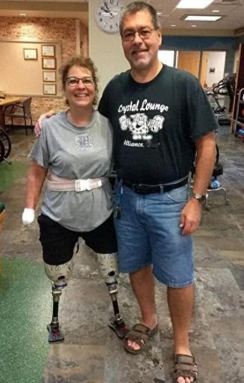 【女子被狗舔后四肢截肢，坚强面对生活】60岁美国女子玛丽度假归来，受到狗“热情欢