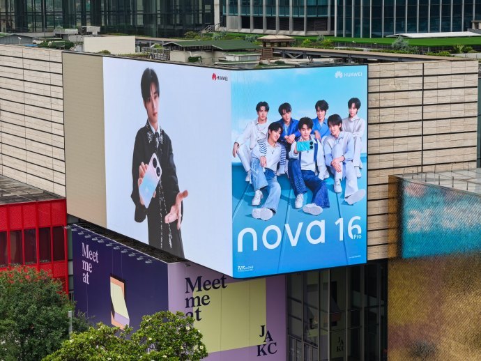 时代少年团的青春活力，和华为 nova16 系列的时尚定位不谋而合，无论是户外大