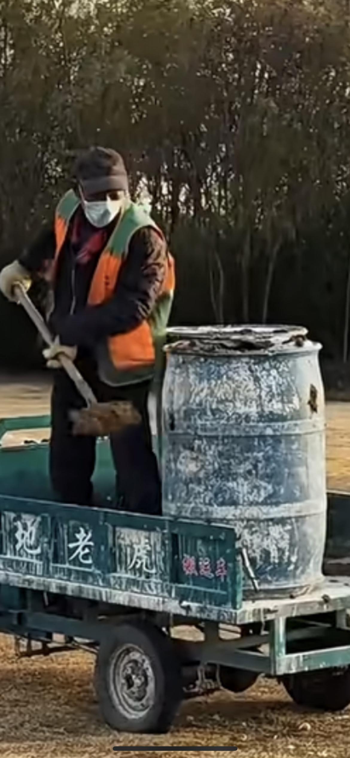 11月21日山东潍坊，市民在虞河运动公园草坪上扎帐篷，疑被工作人员在帐篷旁边泼粪