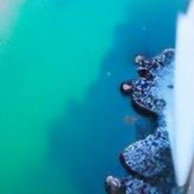 海浪无声将夜幕深深淹没，漫过天空尽头的角落 