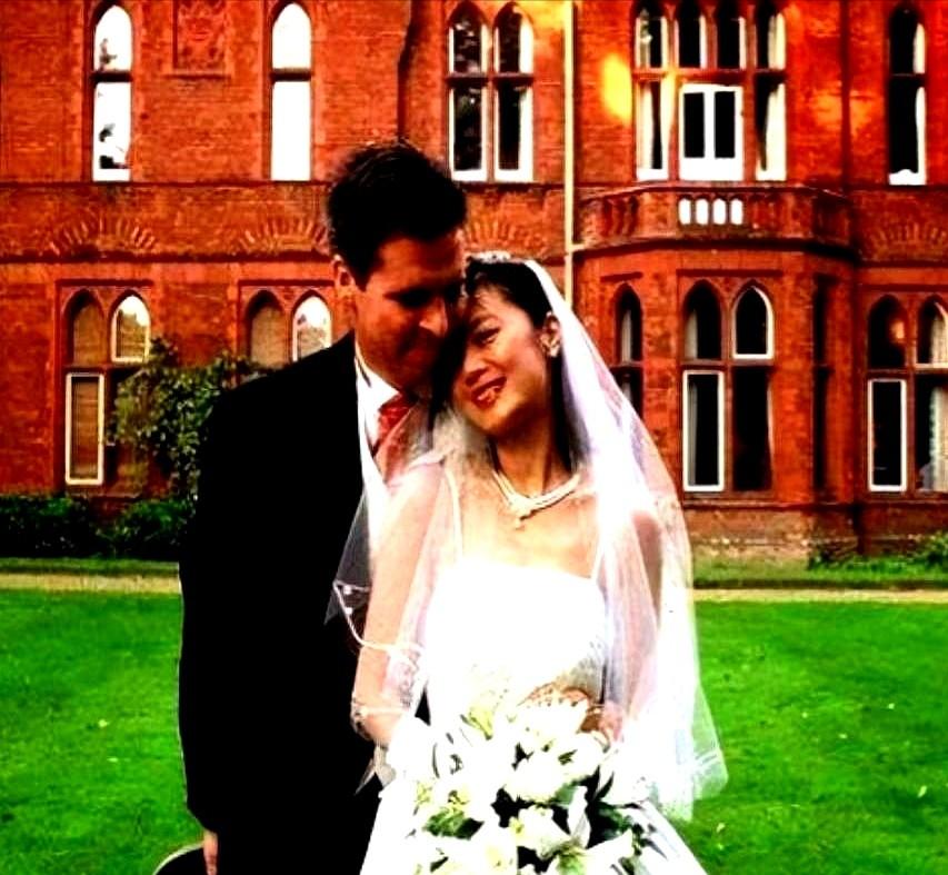 “我愿意放弃中国国籍，自愿加入英国！”2004年，央视美女主持姜丰嫁给英国富豪，