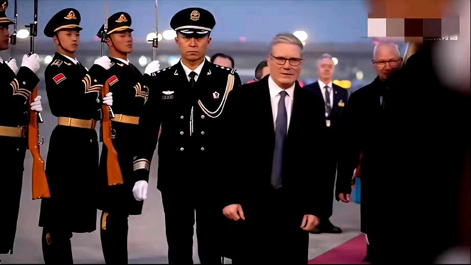 斯塔默下飞机后受到了仪仗队的夹道欢迎，以及警卫队的护送，这么大的排面估计斯塔默没