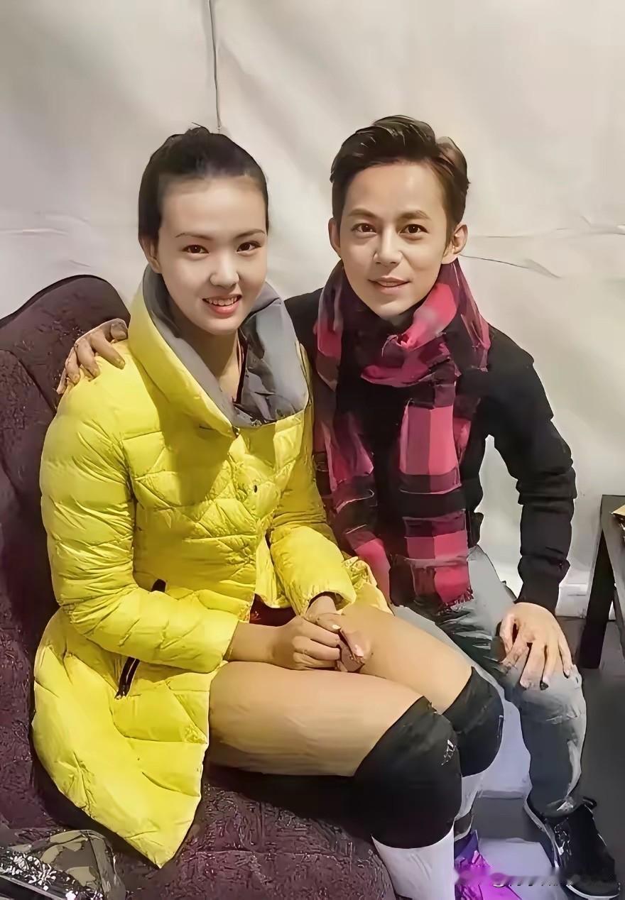 问了身边好多个朋友，很多人觉得穿鹅黄外套的女明星看着好眼熟 但是想不起她的名字。