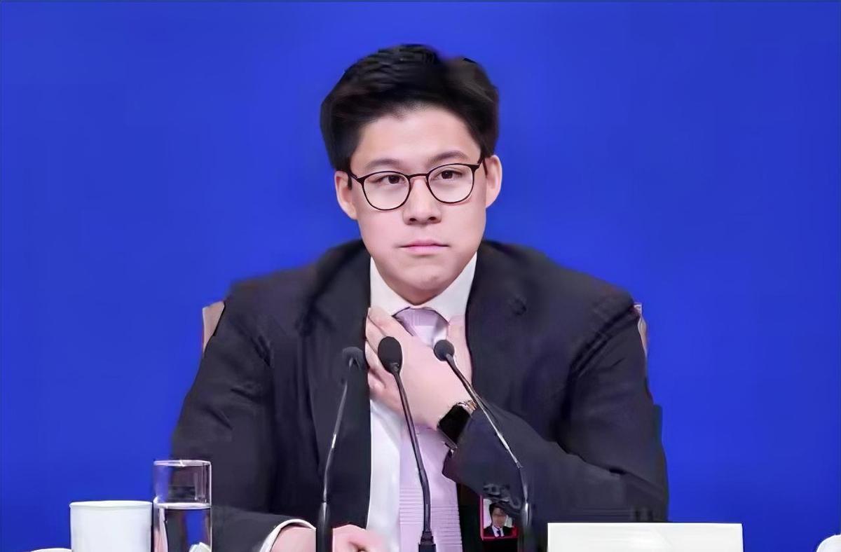 李嘉诚95岁还在卖楼，霍启刚40岁带着香港队拿金牌。
一个把钱撒向英国电网，一个