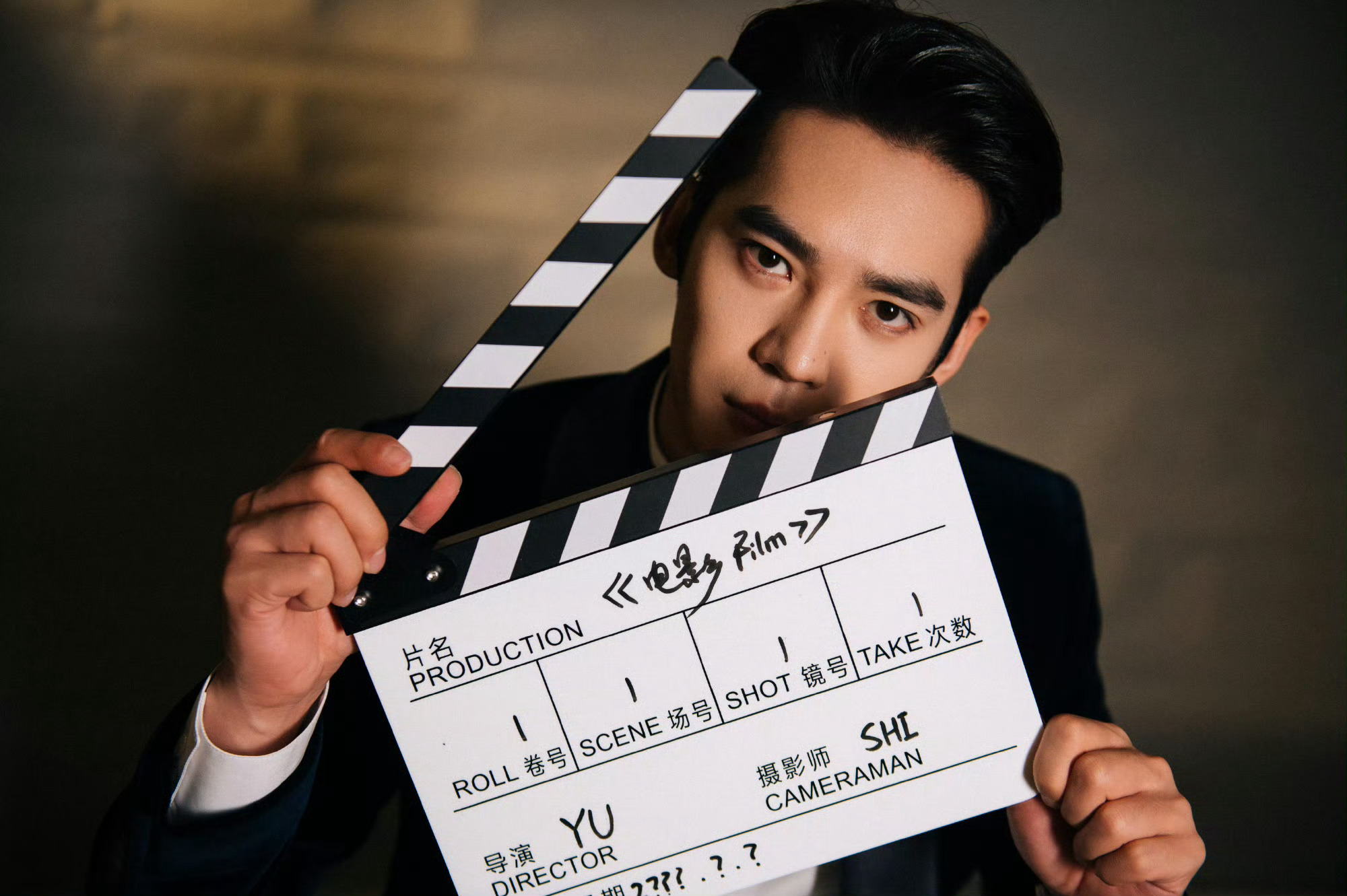 于适 今日 北京国际电影节 造型图集，携新片《四渡》登场，身穿Dior丝绒西服，