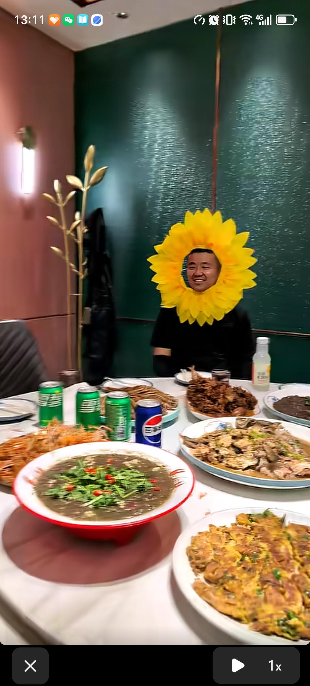 今天孩子们进考场，考场外孩子的爸爸们都火了。大着肚子穿旗袍可太不容易了，还有戴着