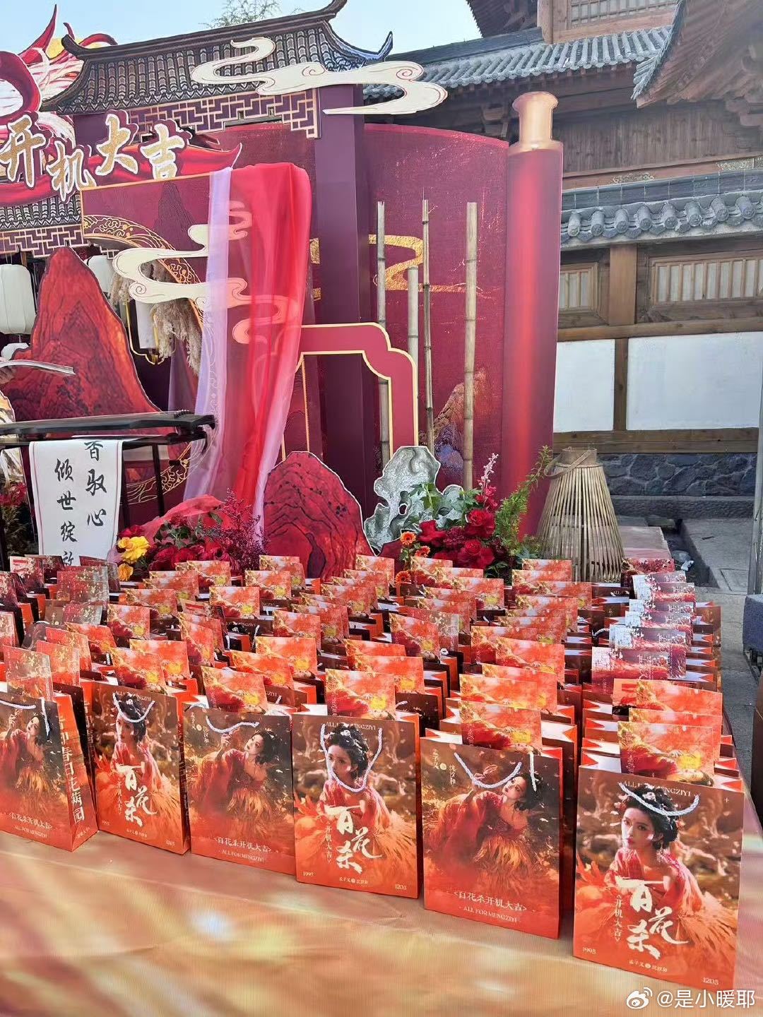 孟子义百花杀开机应援孟子义《百花杀》开机啦！现场氛围热烈，孟姐什么风格都能驾驭，