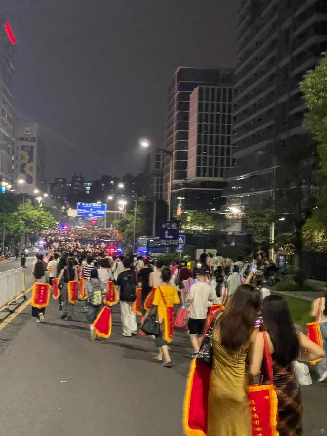 毕业歌会观众有三万个显眼包本届B站毕业歌会线下三万个显眼包齐聚现场，线上热度也狂
