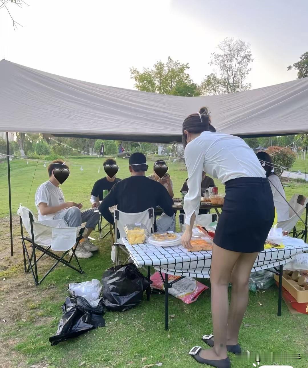 最开心的状态就是公司聚餐了，以露营的方式，简单做点吃的，大家不用上班聚在一起聊聊