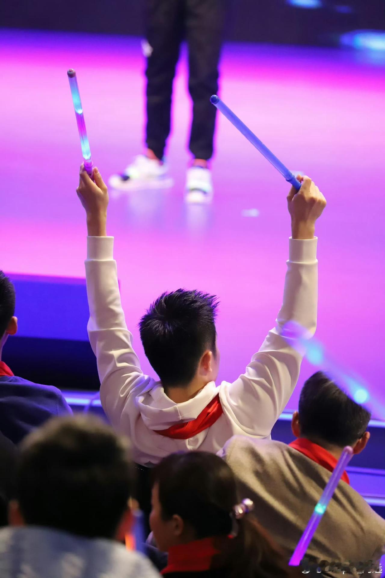 樊振东是他惊奇哥哥最好的弟弟，哥哥在台上表演，弟弟在下面搞气氛，卖力打call，