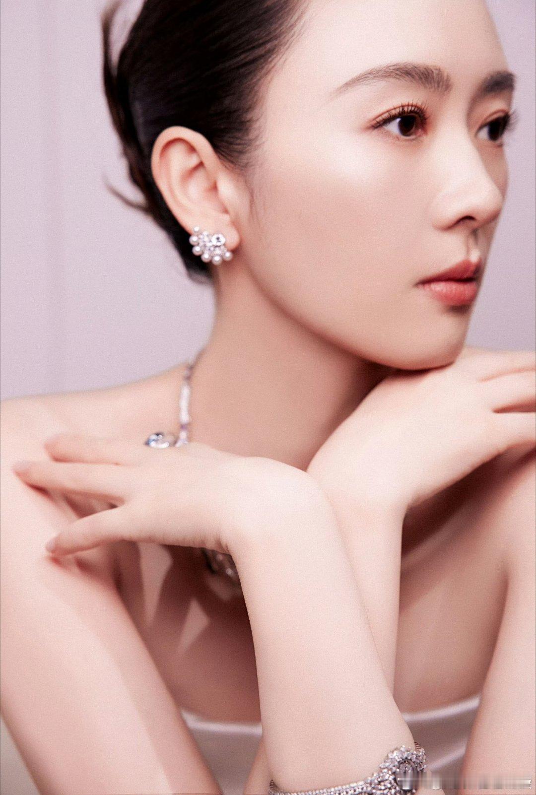 童瑶抗住了高清怼脸拍 高清怼脸拍见真颜值 童瑶无滤镜无修图的模样 把优越骨相和从