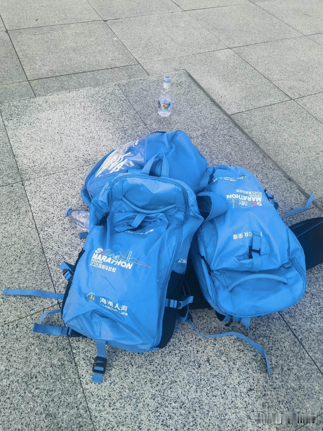 我也来粘一下热度，深马前一天看着他们在领准备，看着他们在交流如何拍照。