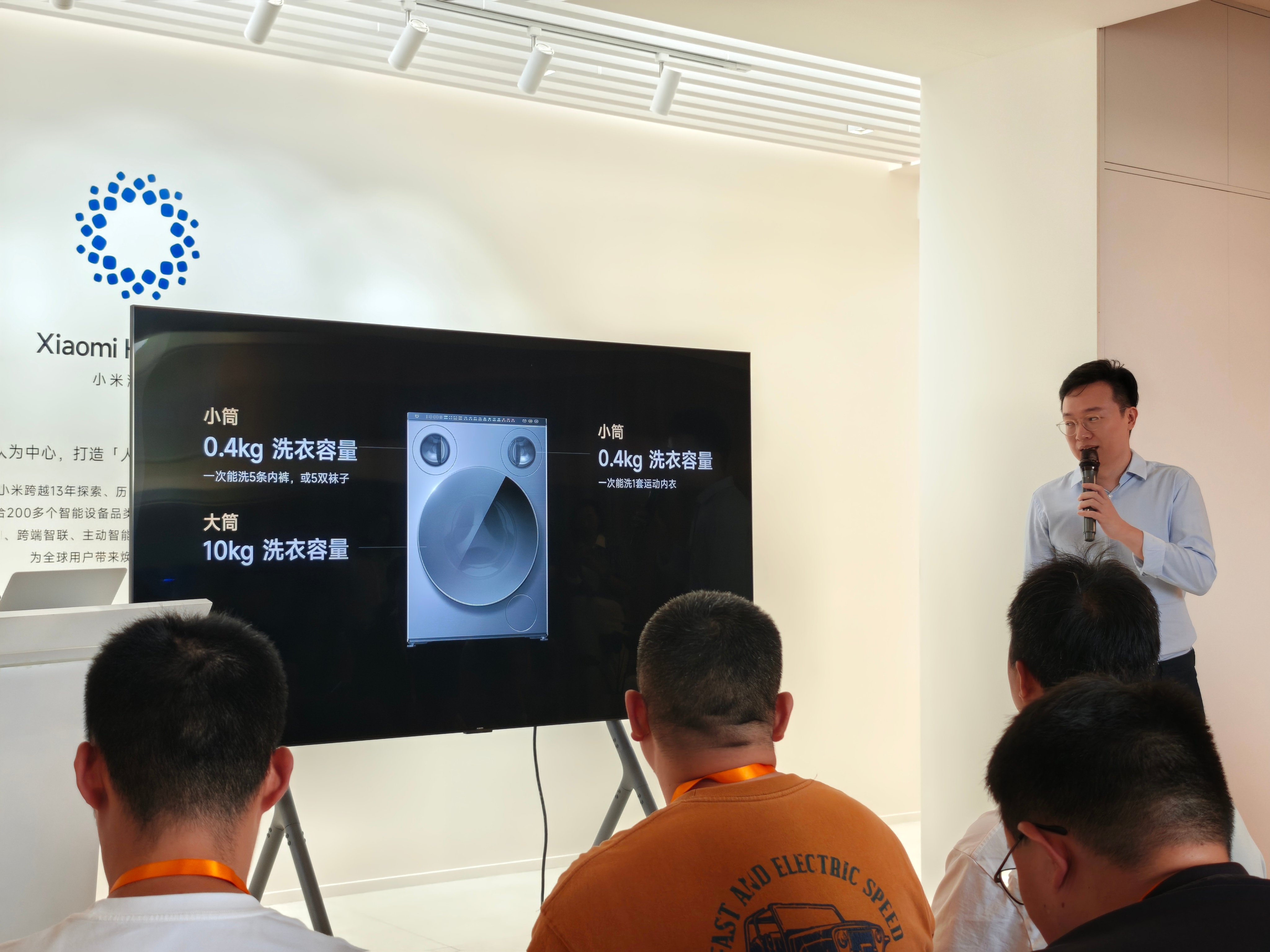 小米新的三驱洗衣机，新增了一个0.4kg的小桶，这样就可以把内裤、袜子分开洗，一