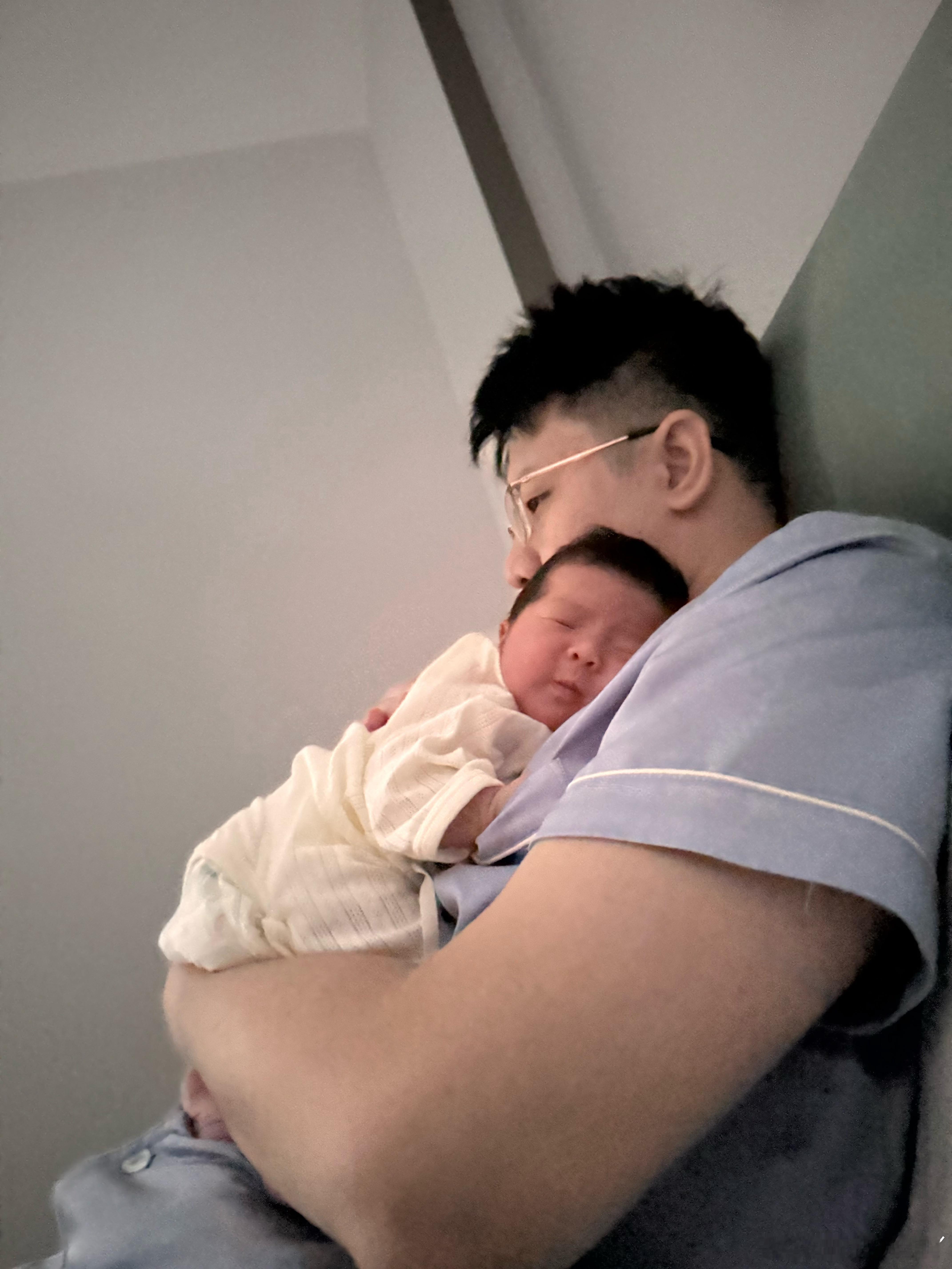有时候真的挺心疼他的上了一天班晚上还要带孩子但我不敢安慰他我怕我一开口他让我来那