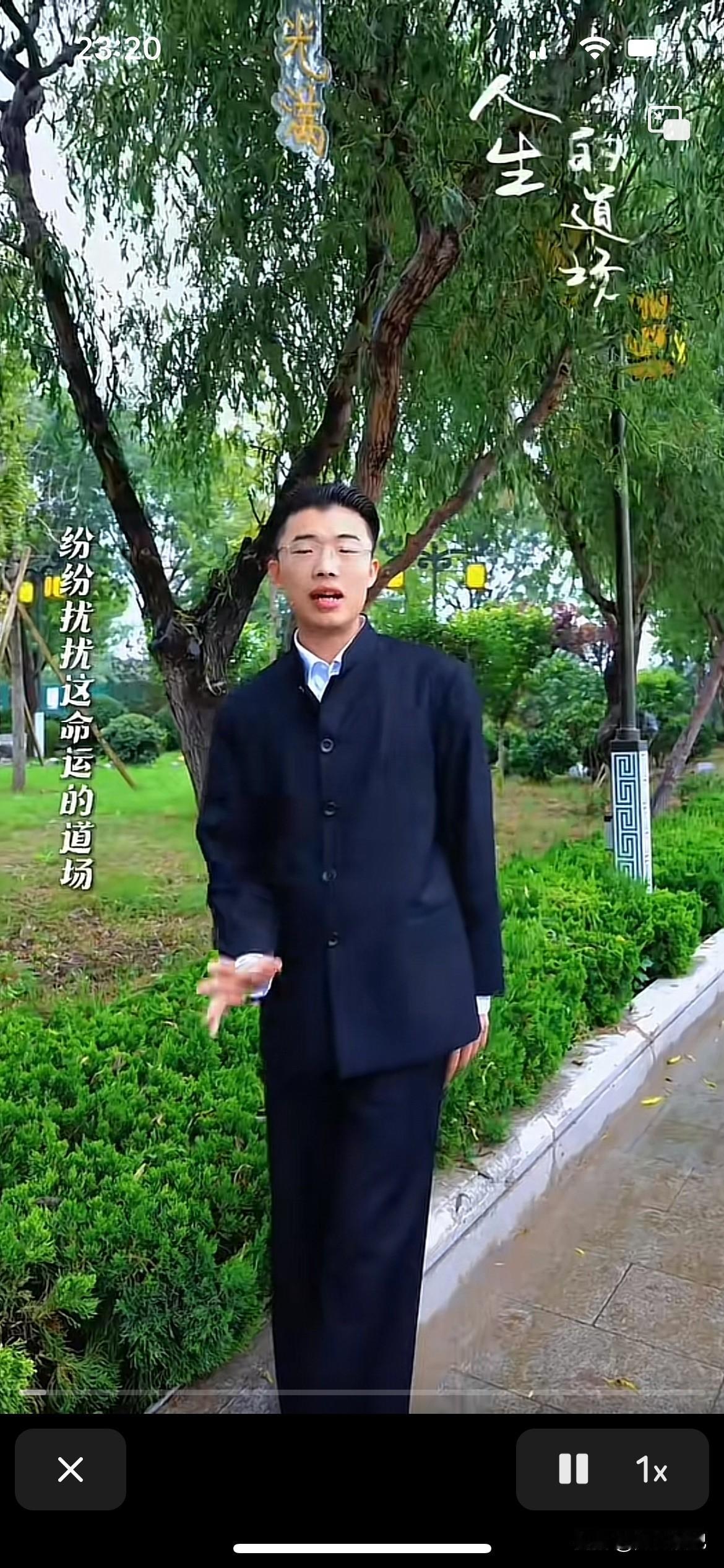 郭有才老师又翻唱新歌了，这次并没有鬼哭狼嚎，也没有夸张的动作，只是一身中山装，一