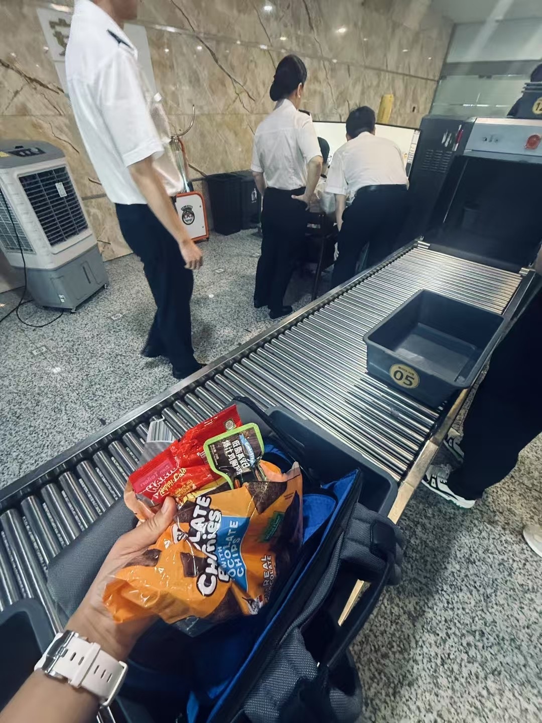 安检人家问“这啥[疑问]” 我答  “糖🍭” 又问“这么爱吃甜的[思考]”答 