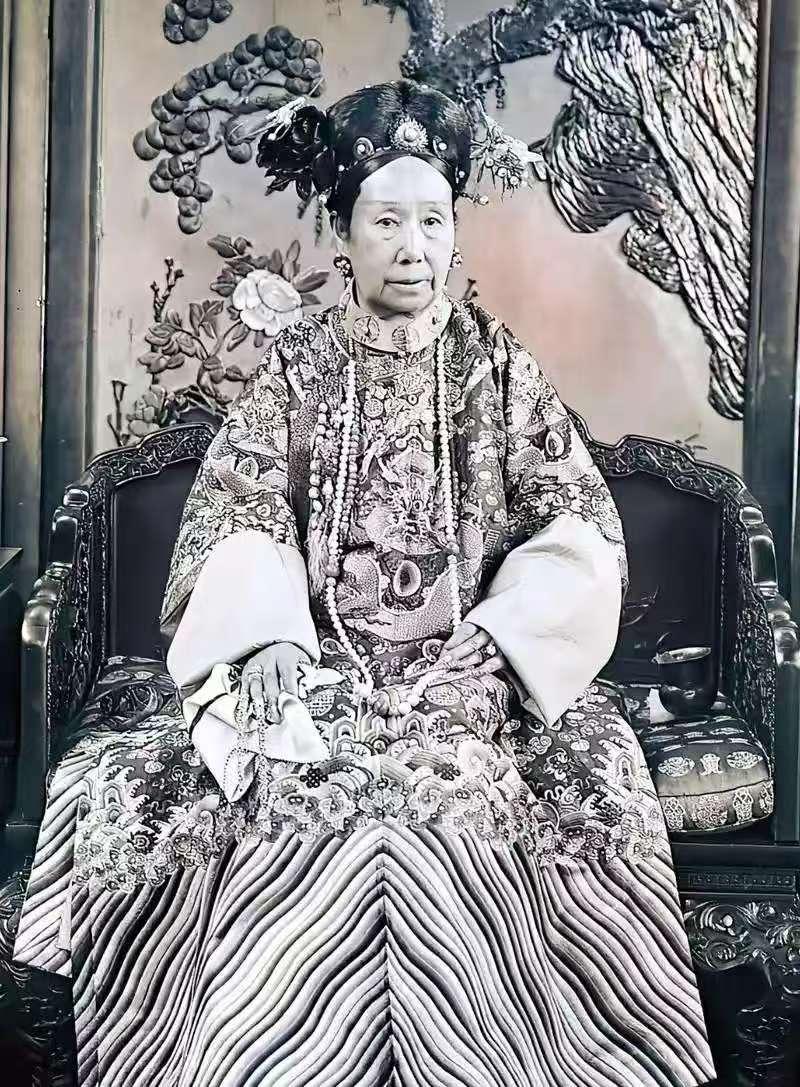 慈禧恨奕䜣入骨，三次罢黜却杀不了，只因他有三大靠山
 
说真的，慈禧这辈子最憋屈