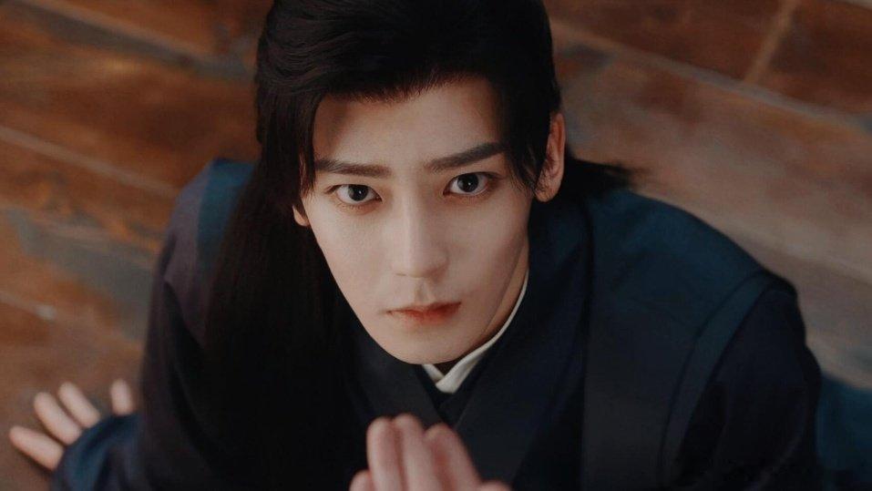 遇上这样的侯明昊表情管理全废真的顶不住啊！侯明昊那些小表情是真实存在的吗，眨眨眼