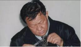 1986年,一天夏夜，全村看露天电影，信用社老员工，却猛然听出几声“枪响”，不是