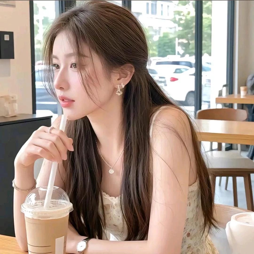 在咖啡馆享受悠闲时光，品尝美味奶茶🍃✨甜系下午茶 咖啡馆 秋日氛围咖啡馆 咖啡