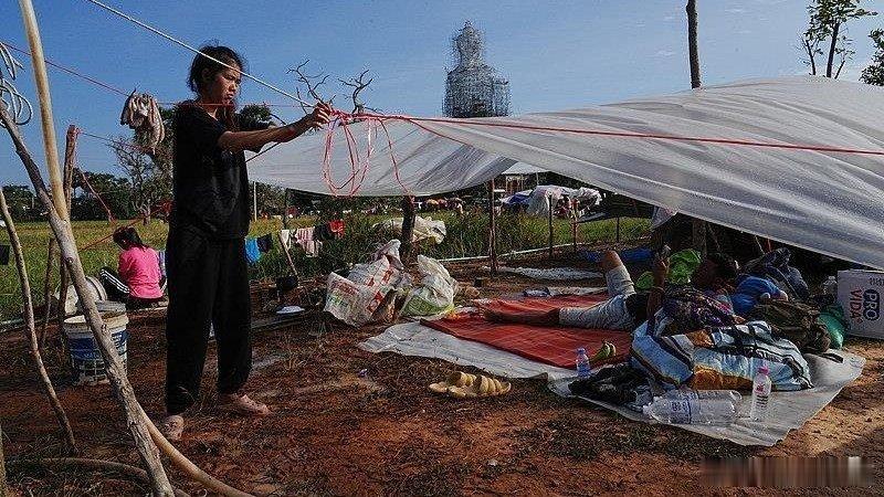 凤凰新闻【泰柬冲突持续，已致柬12名平民死亡，40万人流离失所】△12月14日，