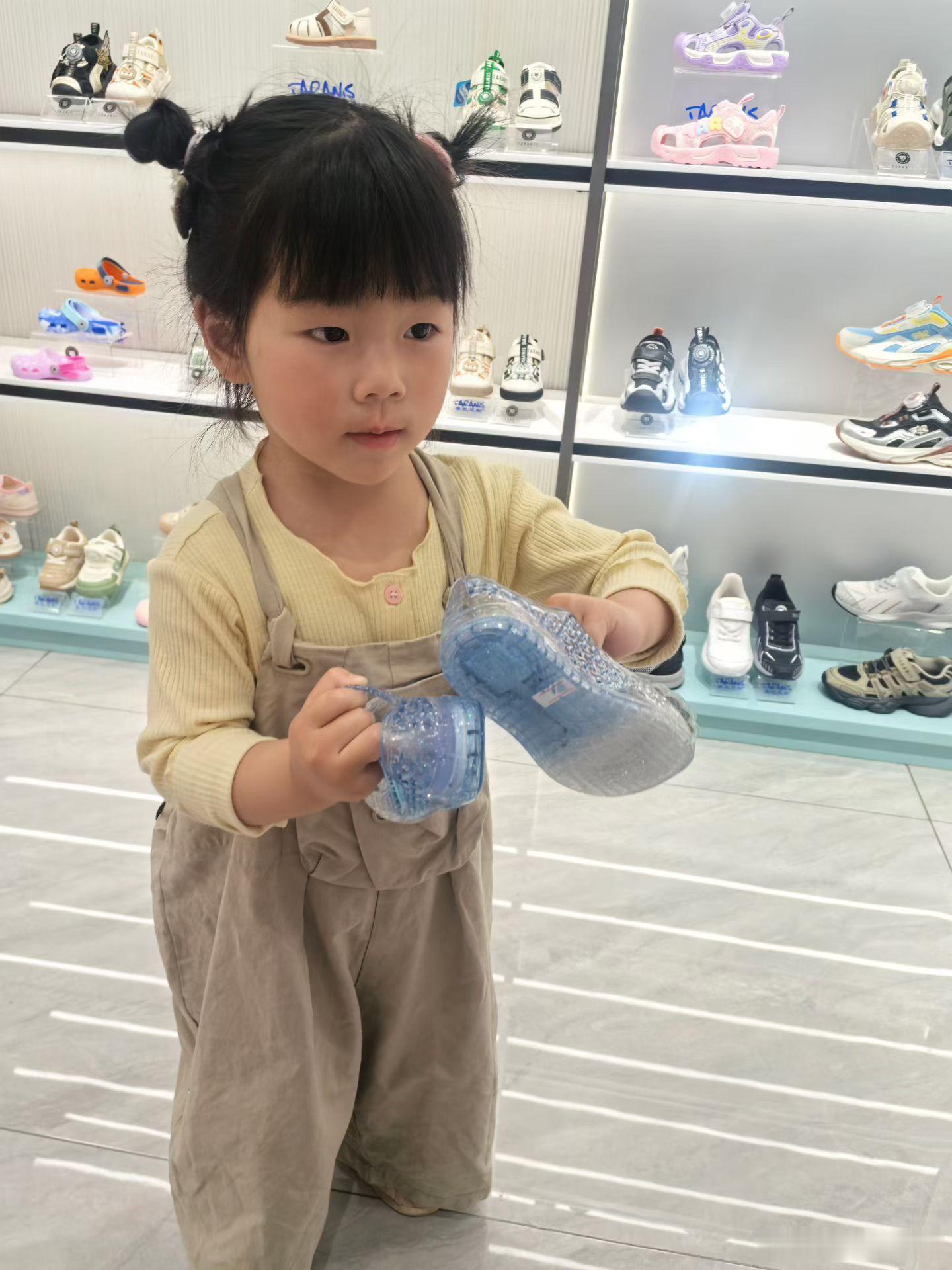 会发光的鞋，这个年纪的审美也是来啦 