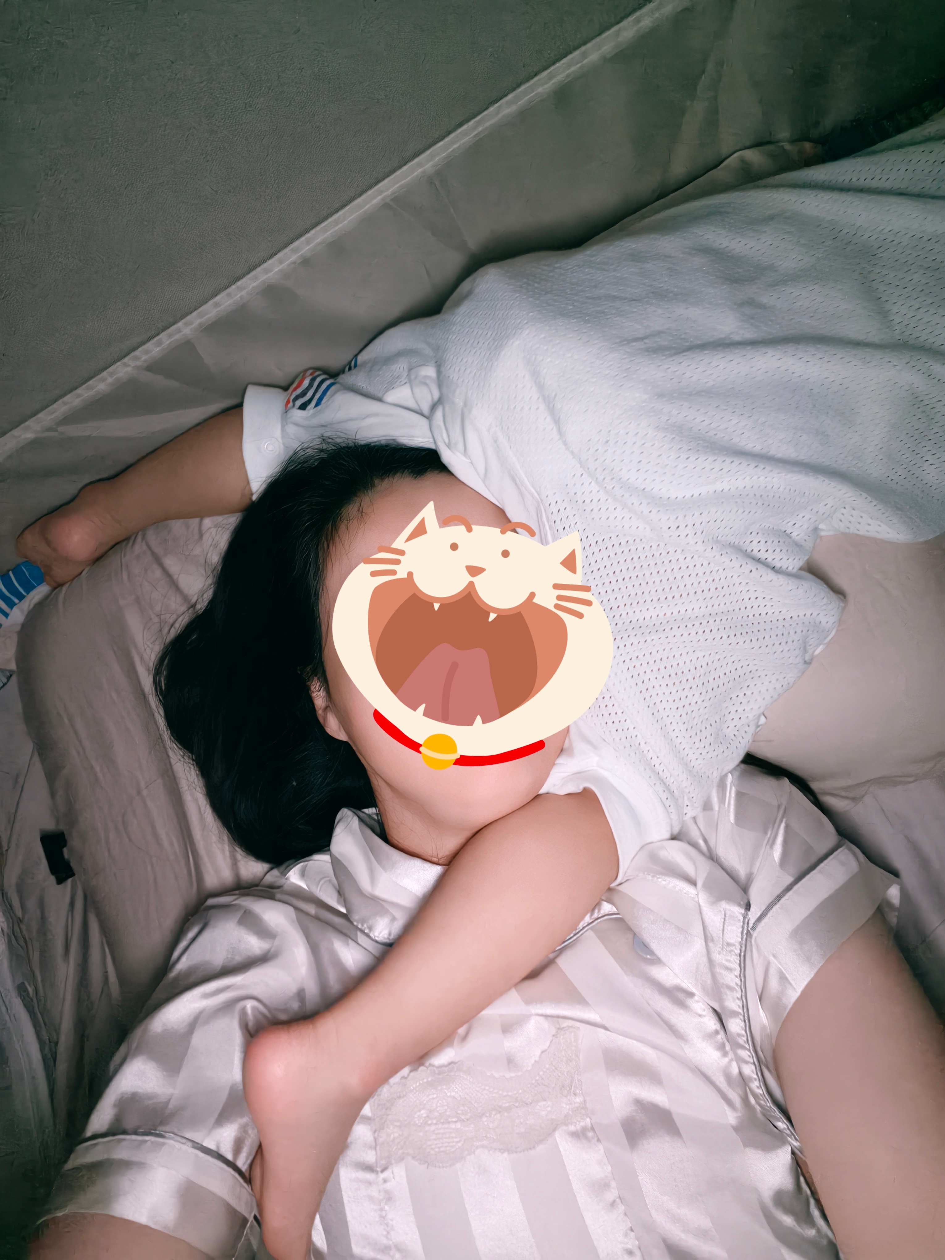 迷迷糊糊感觉被啥重锤了一下，原来是大腿每天都有稀奇古怪的睡姿
