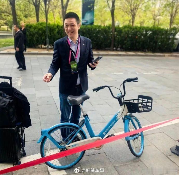 比亚迪王传福挤地铁、蔚来李斌骑共享单车  参加2026北京车展 的大佬们都很接地